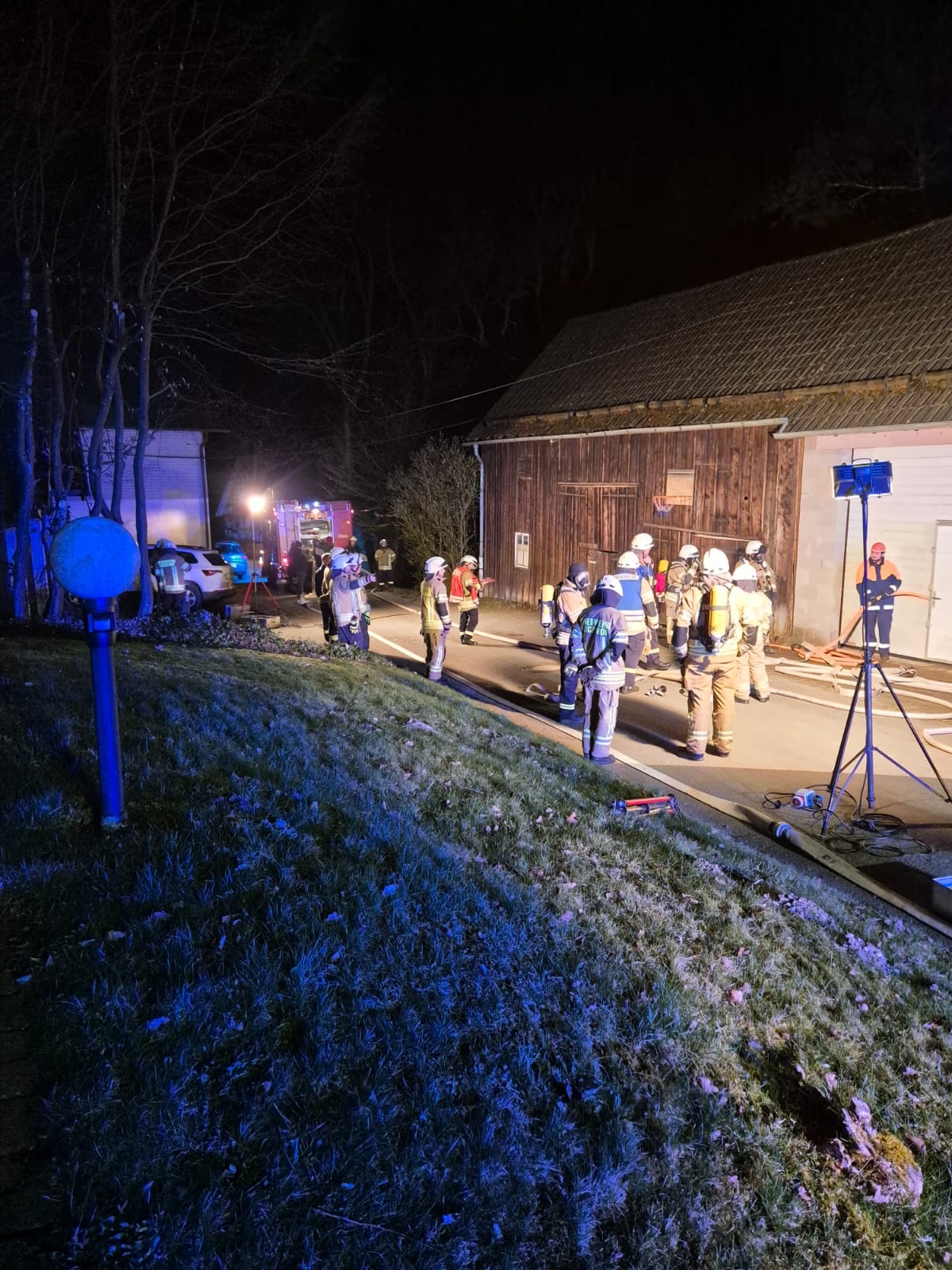 EINSATZÜBUNG 

Zu unserem Zwischenübungsdienst am 20.03.2026 fand eine Einsatzübung statt. Mit der Alarmierung 
*Brandeinsatz Gebäude  vermisste Person nach Verpuffung*
fuhren wir zum Übungsobjekt in Nosbach. 

Die Übung sollte die Vorgaben der Standardeinsatzregel Gebäudebrand (SER Gebäude), die Erstmaßnahmen der Gruppenführer mitsamt geordneter Übergabe der Einsatzleitung sowie natürlich das taktische Vorgehen der Trupps unter Atemschutz stärken. 

#feuerwehr #feuerwehrübung #ehrenamt #wirfüreuch #feuerwehrreichshof