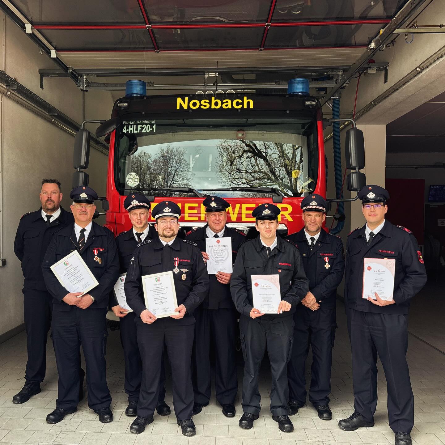 Jahresdienstbesprechung 2026

Bei der diesjährigen Jahresdienstbesprechung der Gemeindefeuerwehr gab es gleich mehrere Gründe zum Feiern, Beförderungen, Ehrungen und neue Funktionen standen auf dem Programm.

Beförderungen: 

- Johanna Heinze zur Feuerwehrfrau
- Lisa Schwamborn zur Feuerwehrfrau
- Finn Semmler zum Feuerwehrmann
- Jonas Hahn zum Oberfeuerwehrmann
- Janina Koch zur Oberfeuerwehrfrau
- Julian Lange zum Oberfeuerwehrmann
- Nathan Köllner zum Oberbrandmeister

Ehrungen für langjährigen Dienst
Besonderer Dank gilt all jenen, die der Feuerwehr über so viele Jahre die Treue gehalten haben:

10 Jahre 
- Adrian Hassel
- Finn Semmler 

25 Jahre 
- Alexander Bochinsky
- Robin Zoschke
- Jens Spaniel

35 Jahre 
- Alexander Koch
- Holger Heinze

40 Jahre 
- Achim Fischbach

50 Jahre 
- Gerd Trabert

Neue Funktion
Marius Junge wurde zum stellvertretenden Gemeindejugendfeuerwehrwart bestellt. Herzlichen Glückwunsch und viel Erfolg in der neuen Aufgabe!

Wir sind stolz auf jedes einzelne Mitglied unserer Feuerwehrfamilie, auf die Neuen genauso wie auf die, die seit Jahrzehnten dabei sind. 

Auch in den anderen Einheiten der Feuerwehr Reichshof gab es entsprechende Beförderungen und Ehrungen, zu denen wir kameradschaftlich gratulieren. 

#FeuerwehrReichshof #LöschgruppeNosbach #wirfürreichshof