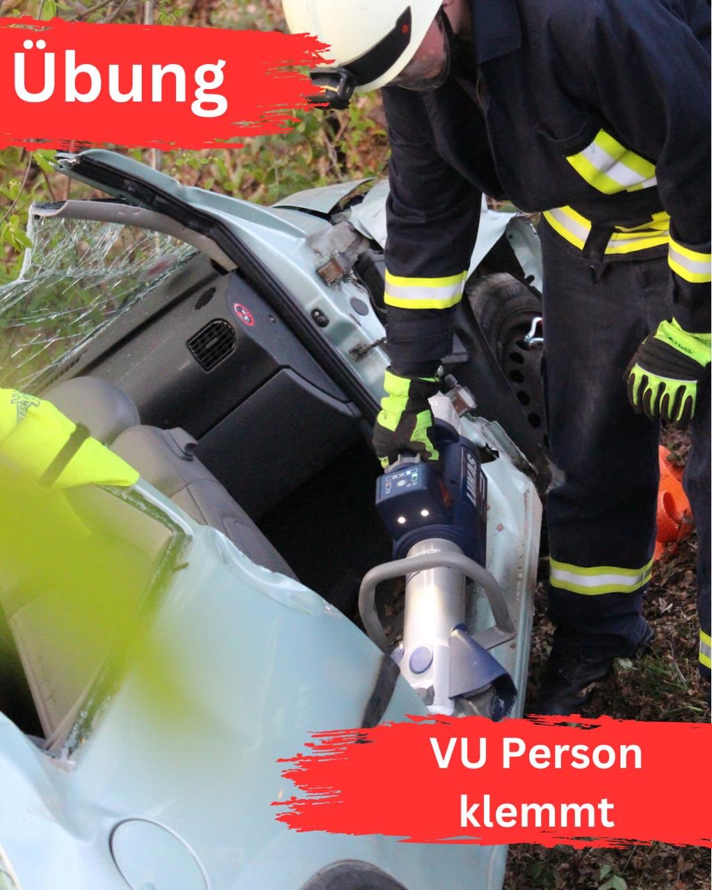 Am Freitagabend haben wir eine realitätsnahe Einsatzübung durchgeführt. Die Lage: Ein PKW ist im unwegsamen Gelände von der Fahrbahn abgekommen, über eine Böschung gerutscht und gegen einen Baum geprallt. Drei verletzte Personen, eine außerhalb des Fahrzeugs, zwei eingeschlossen.

Die besondere Herausforderung lag in der Einsatzstelle selbst: Das Fahrzeug drohte weiter abzurutschen und musste zuerst stabilisiert werden, bevor überhaupt an die technische Rettung zu denken war. Auch die schwierige Fahrzeuglage erschwerte das Arbeiten mit dem hydraulischen Rettungsgerät erheblich.

Unser Vorgehen:
✅ Lage erkunden & Verletzte betreuen
✅ Fahrzeug sichern
✅ Brandschutz sicherstellen
✅ Technische Rettung durchführen

Eine Person konnte im Rahmen der Sofortrettung aus dem Fahrzeug befreit werden. Die zweite Person wurde patientenorientiert mittels technischer Rettung gerettet. Zum Einsatz kamen unter anderem Steckleitern, Rettungsplattform und Seilwinde.

Was uns besonders freut: Die Übung lief ruhig und strukturiert ab.

#wirfürreichshof #feuerwehr #löschgruppenosbach