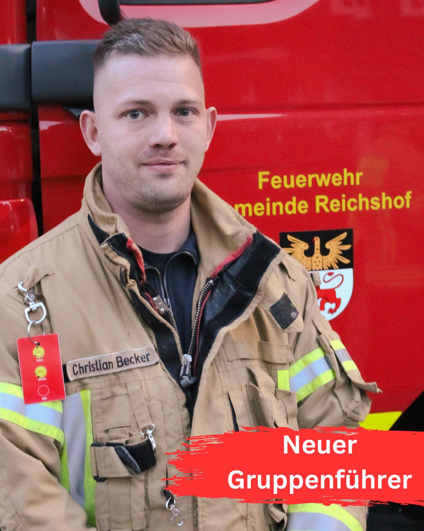 Neuer Gruppenführer bei der Löschgruppe Nosbach 🚒

Im April besuchte unser Kamerad Christian Becker das Institut der Feuerwehr Nordrhein-Westfalen (IdF NRW) in Düren und absolvierte dort erfolgreich den zweiwöchigen Lehrgang zum Gruppenführer (Lehrgang 107/2026).

Ziel des Lehrgangs ist die Führung einer Staffel oder einer Gruppe im Einsatz. Dabei wurden den Teilnehmern in theoretischen und praktischen Unterrichtseinheiten die Kompetenzen vermittelt, kleinere Einsätze eigenständig zu leiten und in darüber hinaus gehenden Einsätzen unterhalb einer übergeordneten Führungskraft tätig zu werden.

Die Löschgruppe Nosbach gratuliert herzlich und wünscht gutes Gelingen! 

@idfnrw | #Feuerwehr #gruppenführer  #feuerwehrreichshof #löschgruppenosbach