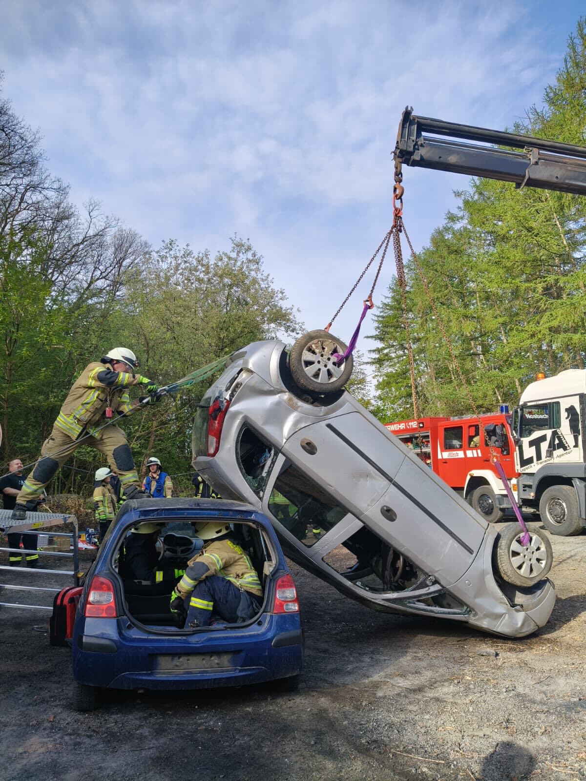 Heute stand bei uns eine intensive Einsatzübung zum Thema „Verkehrsunfall“ auf dem Plan. 
Die Ausgangslage war komplex: Zwei Fahrzeuge, drei eingeklemmte Personen und unterschiedliche Rettungsprioritäten.

Die Herausforderungen vor Ort:
🔹 Blauer PKW: Zwei eingeklemmte Personen. Hier wurde eine „schnelle, zeitkontrollierte Rettung“ durchgeführt, um die Patienten schonend, aber zügig zu befreien.
🔹 Silberner PKW: Eine Person war massiv unter dem Motorbereich eingeklemmt. Aufgrund der kritischen Lage galt hier der Modus „Sofortrettung“ – jede Sekunde zählt!

Alle Szenarien konnten erfolgreich abgearbeitet werden.

Solche Übungen sind essenziell, um im Ernstfall Hand in Hand und unter Zeitdruck sicher zu agieren.

#einsatzübung #feuerwehrreichshof #feuerwehr #Ehrenamt #wirfürreichshof