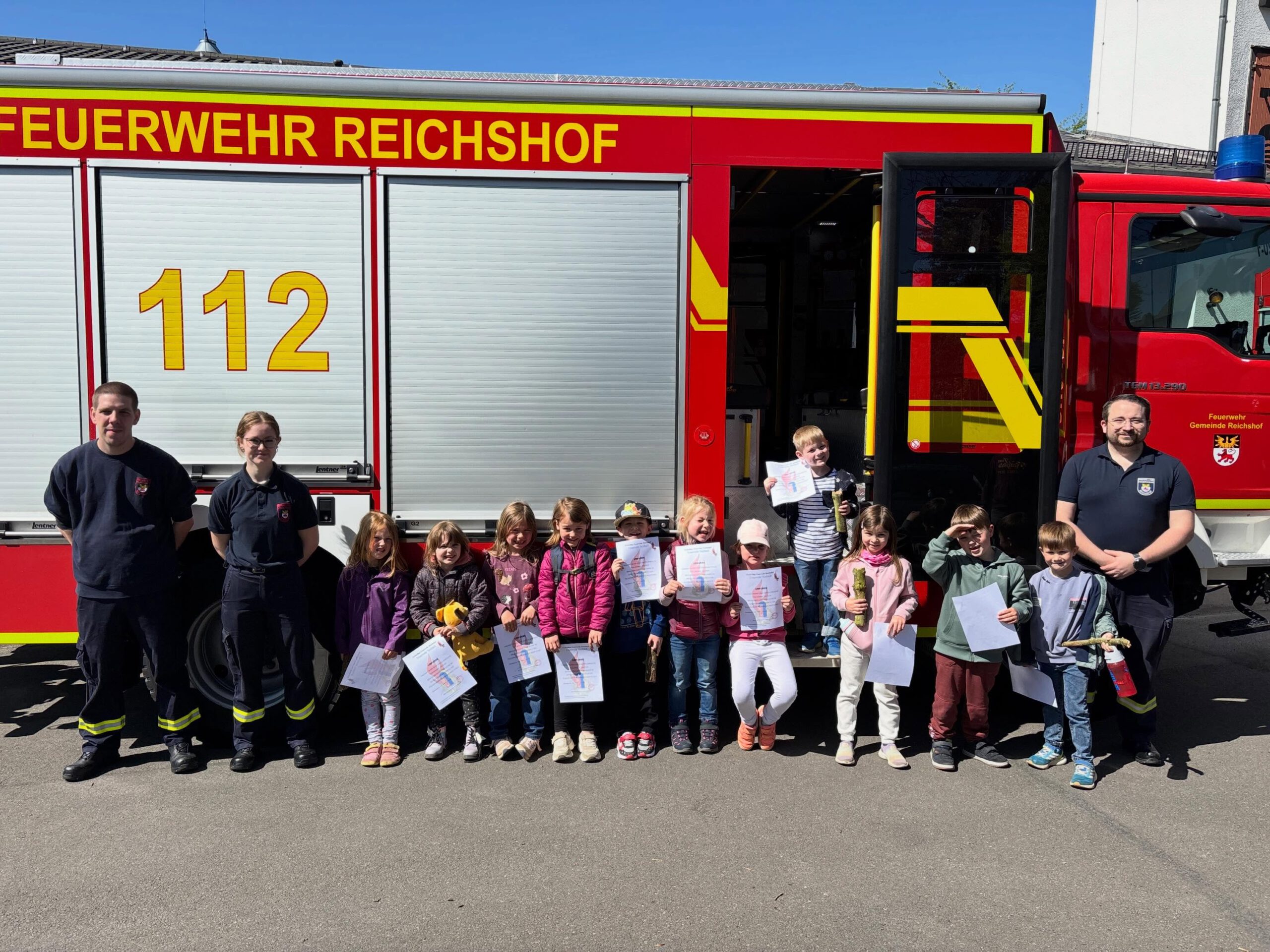 Vier Tage lang im April drehte sich bei der Löschgruppe Nosbach alles um unsere kleinsten Brandschützer! 🧒👧 Wir waren zu Gast im Emma-Schulze-Kindergarten Heidberg und durften zum großen Finale die Kids bei uns im Gerätehaus begrüßen.

Was haben wir in den vier Tagen alles erlebt? Hier ein kleiner Rückblick:
📍 Teil 1 & 2: Die Theorie, die Spaß macht (im Kindergarten)
- Gutes vs. Böses Feuer: Wir haben gelernt, wann Feuer uns hilft (Geburtstagskerze! 🎂) und wann es gefährlich wird.
- Die Lebensretter-Nummer: Die 112 sitzt jetzt bombenfest! ☎️
- Wir haben gezeigt, wie ein Feuerwehrmann in voller Montur mit Atemschutz aussieht und klingt. Die Botschaft: „Wir sind eure Freunde und helfen euch – versteckt euch niemals!“ 🛡️
- 
📍 Teil 3: Action im Gerätehaus Nosbach
Die Kinder durften unsere Welt hautnah erleben:
✅ Fahrzeug-Check: Einmal Kapitän im großen Löschfahrzeug sein.
✅ Schere & Spreizer: Mit unserer Rettungsschere durften die Kids einen dicken Stock zerschneiden – pure Kraft, die staunen ließ! 💪
✅ Wasser marsch! Ob Kübelspritze oder das „echte“ Strahlrohr – kein Ziel war vor den kleinen Profis sicher. 💦🎯

Brandschutzerziehung rettet Leben. Es ist großartig zu sehen, wie die anfängliche Scheu in pure Begeisterung und Wissen umschlägt.

Danke an die Erzieher und vor allem an die neugierigen Kids für diese tolle Zeit! Vielleicht sehen wir uns ja in ein paar Jahren in der Jugendfeuerwehr wieder? 😉

#feuerwehr #brandschutzerziehung #ehrenamt #rettervonmorgen #nachwuchsförderung gemeinsamstark