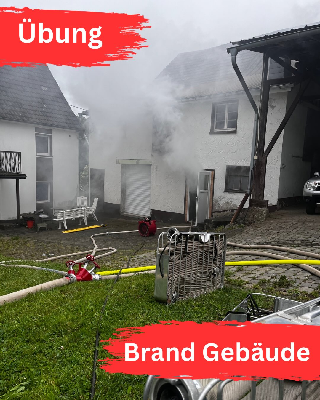 🚒 Übungseinsatz: Zimmerbrand mit Menschenleben in Gefahr! 🔥

Am Sonntag den 7.6.26 hieß es für rund 25 Kameradinnen und Kameraden der Löschgruppe Nosbach und Odenspiel: Alarmübung! 🚨

Gemeldet war ein klassischer Zimmerbrand. Nach der ersten schnellen Erkundung durch den Einsatzleiter vor Ort stellte sich die Lage jedoch deutlich kritischer dar: Drei Personen wurden vermisst – zwei Erwachsene und ein Kind!
Sofort liefen die Maßnahmen auf Hochtouren:
🔹 Menschenrettung unter Atemschutz: Mehrere Trupps drangen umgehend in das völlig verrauchte Gebäude vor, um gezielt nach den Vermissten zu suchen.
🔹 Riegelstellung & Brandbekämpfung: Parallel wurde von außen eine Riegelstellung aufgebaut, um die umliegenden Gebäudeteile vor den Flammen zu schützen, und der Löschangriff eingeleitet.
🔹 Die Wasserversorgung wurde über eine Wegstrecke aus offenem Gewässer hergestellt. 

Dank des koordinierten und schnellen Eingreifens aller Kräfte konnten alle vermissten Personen zügig gerettet und der „Brand“ erfolgreich bekämpft werden. 🎯💪

#feuerwehr #ehrenamt #einsatzübung #kameradschaft