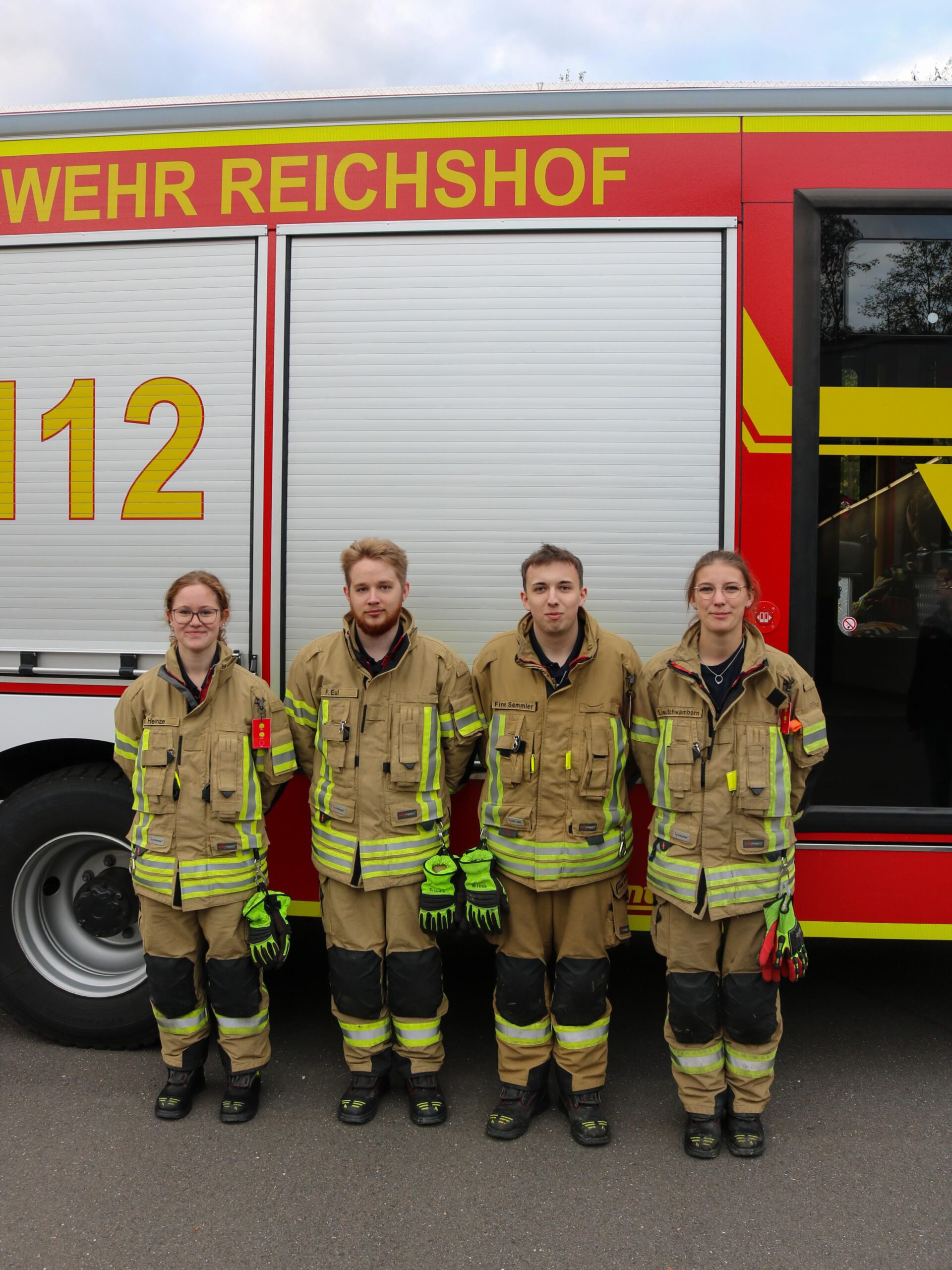 🚒 Modul 4 erfolgreich bestanden!

Wir gratulieren unseren Teilnehmenden Lisa, Finn, Johanna und Florian! 🎉

Am 10.10 stand in Denklingen die Prüfung des Moduls 4 „Technische Hilfe“ auf dem Plan. Nach einer erfolgreich bestandenen Theorieprüfung ging es für unsere Teilnehmenden an fünf praktische Stationen:

🚪 Tür- und Fensteröffnung
🛠️ Elektrotechnik
🏋️ Heben schwerer Lasten
🚧 Verkehrsabsicherung
⛓️ Mehrzweckzug

Das Ergebnis: Alle haben bestanden! 🥳

Zum Abschluss wurde der erfolgreich absolvierte Lehrgang bei einem Kaltgetränk und etwas Leckerem zu essen gemeinsam gefeiert. 🍻🌭

Herzlichen Glückwunsch an alle Teilnehmenden und ein großes Dankeschön an alle Ausbilder und Unterstützer! 👏

📸: Jonas Hahn

#FeuerwehrReichshof #FreiwilligeFeuerwehr #TechnischeHilfeleistung #modul4